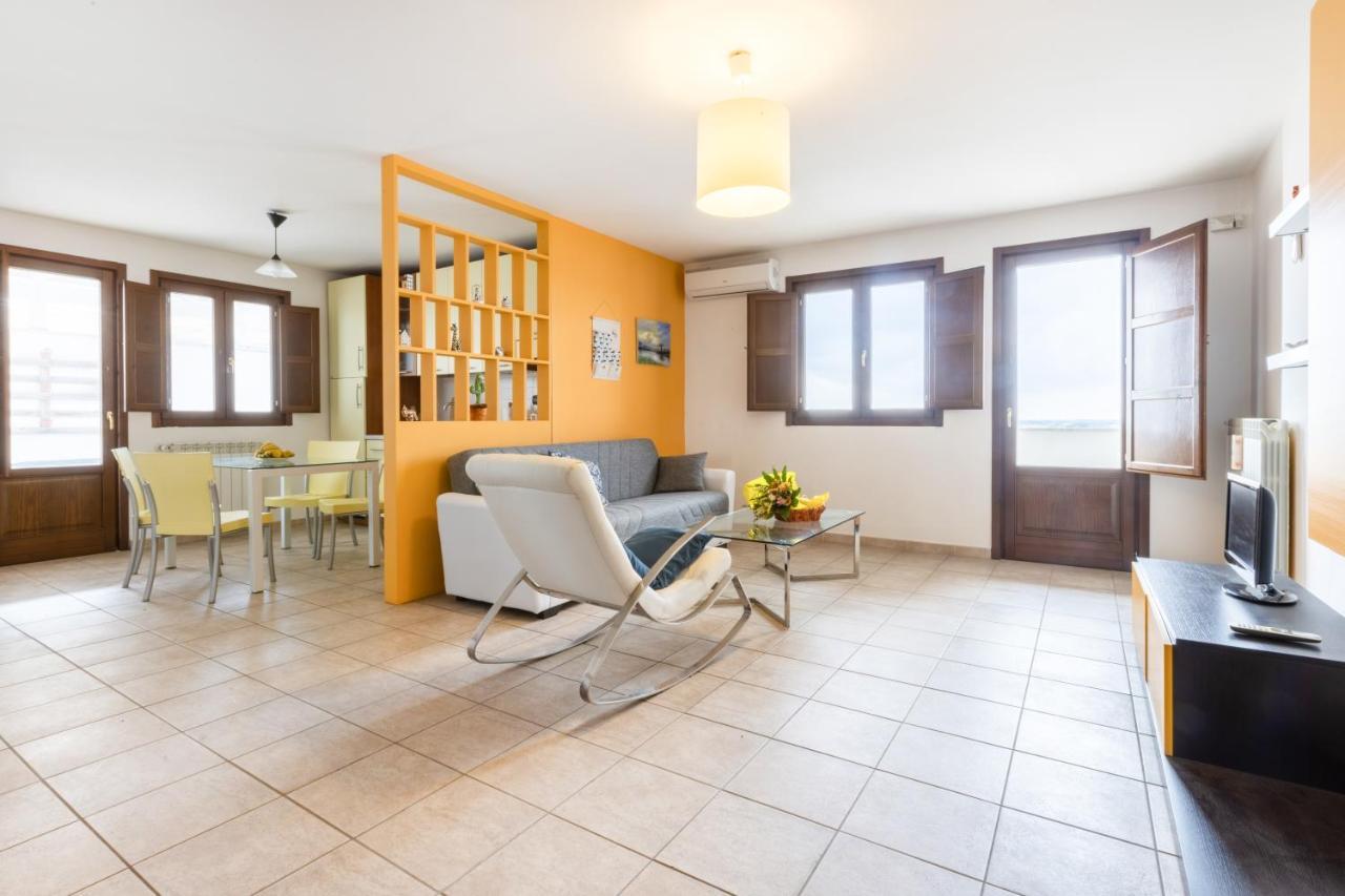 Lecce Colorful Flat With Terrace & Parking Apartment ภายนอก รูปภาพ