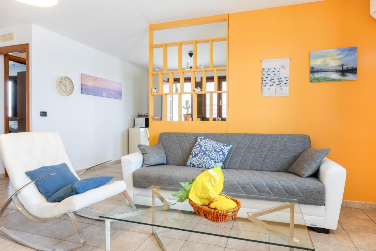 Lecce Colorful Flat With Terrace & Parking Apartment ภายนอก รูปภาพ